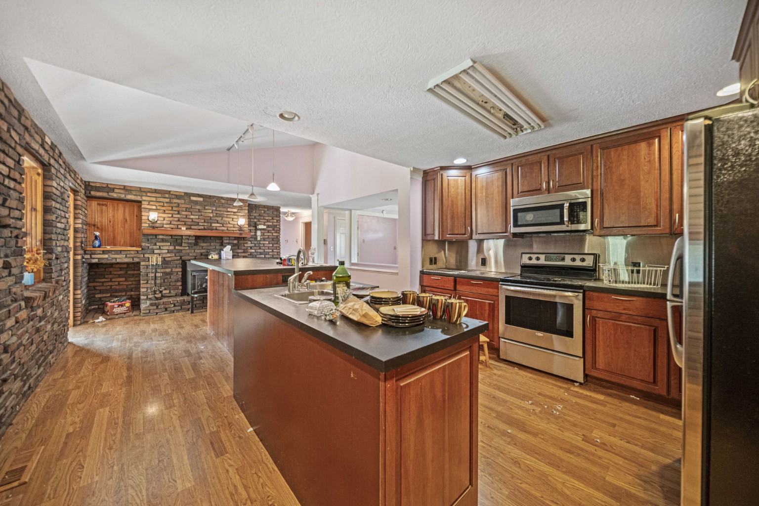 Kitchen and breakfast area
